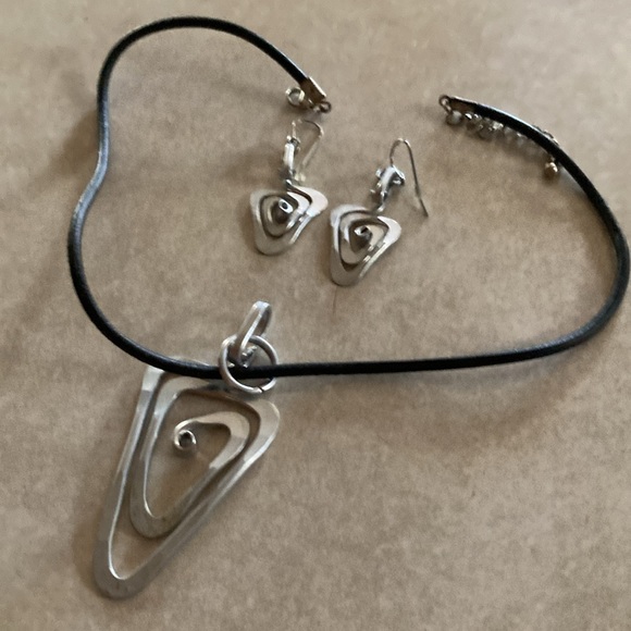 Free form necklace and earring set. - Picture 4 of 5